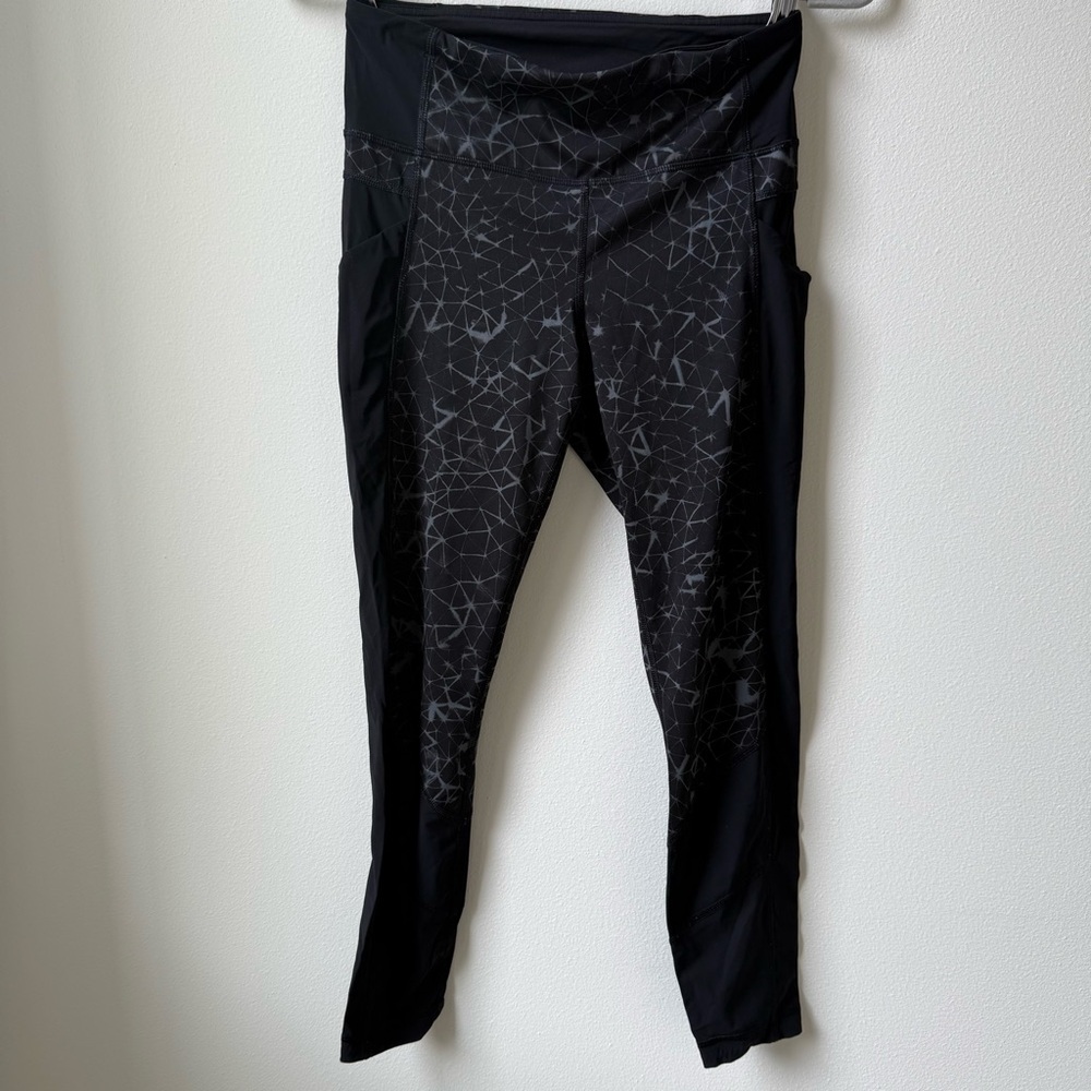 LULULEMON Black and Grey Geometric Cropped Leggings size 6